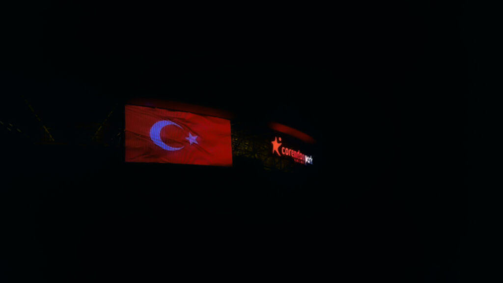 Antalyaspor Stadyumu Dış Cephe Media Mesh Ekran Sistemi projesi gece görünümü.