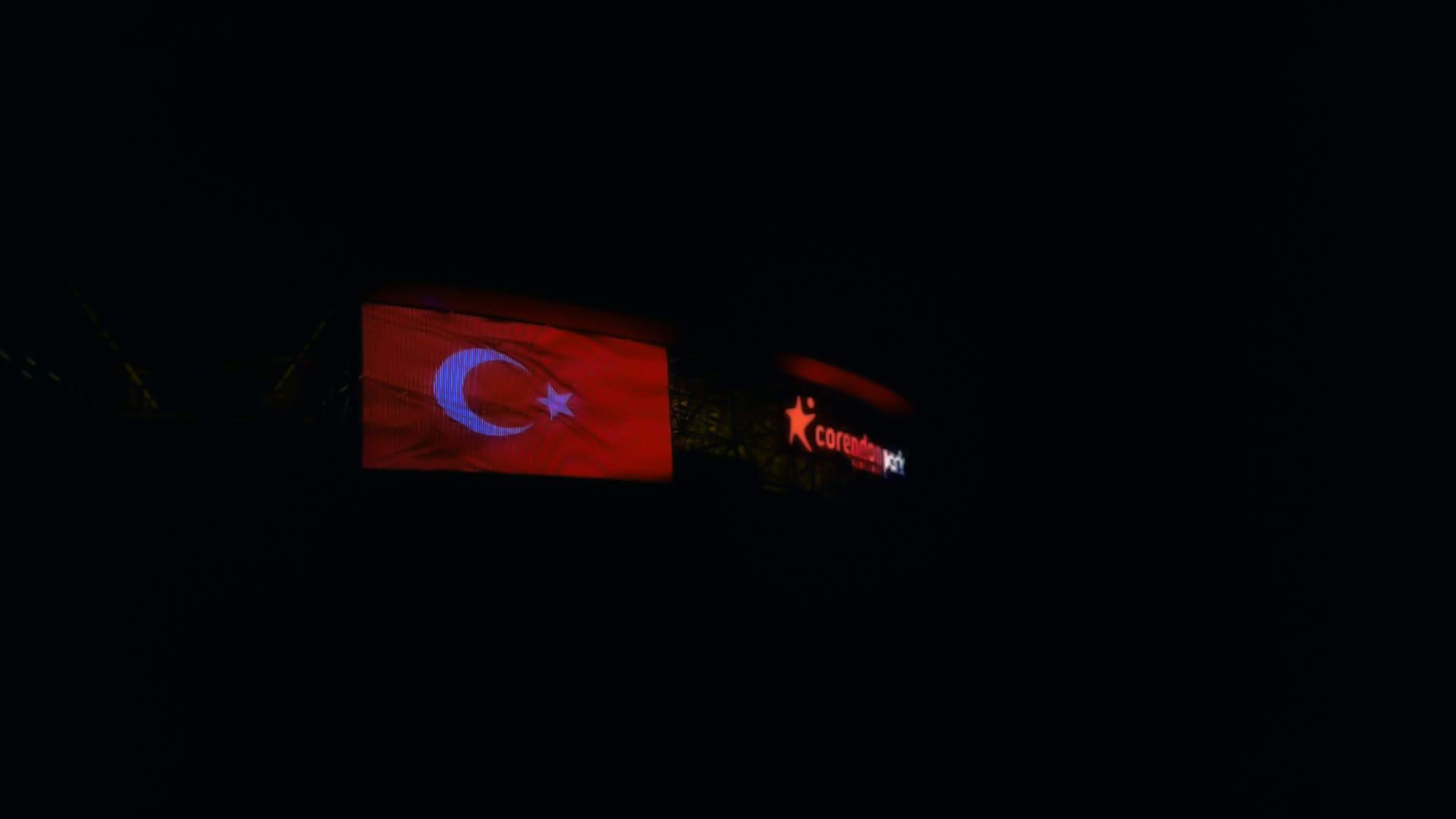 Antalyaspor Stadyumu Dış Cephe Media Mesh Ekran Sistemi projesi gece görünümü.