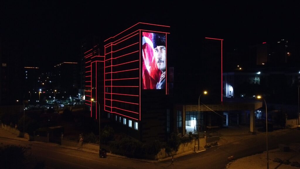 Kahramanmaraş Megapoint Hastanesi dış cephe aydınlatma ve media mesh ekran sistemi.