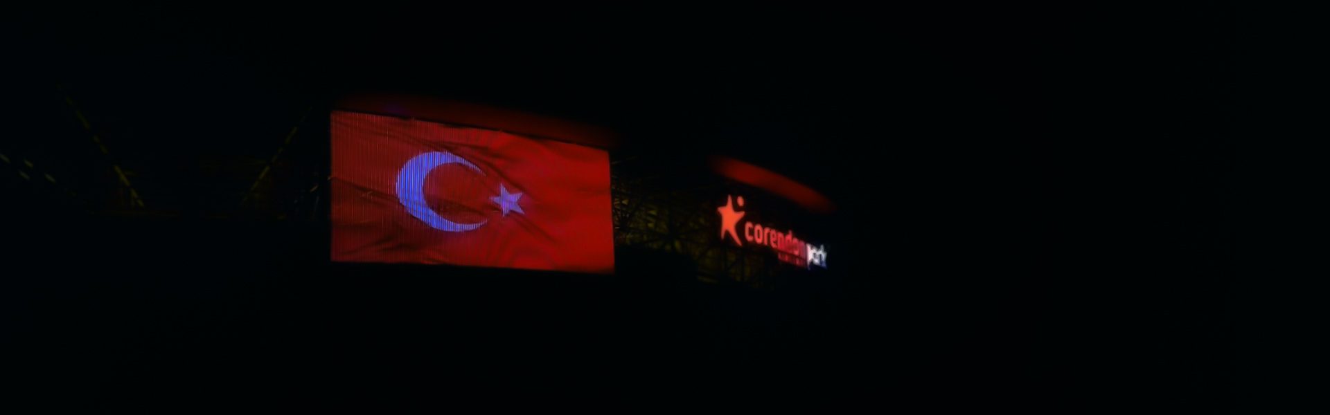 Antalyaspor Stadyumu Dış Cephe Media Mesh Ekran Sistemi projesi gece görünümü.